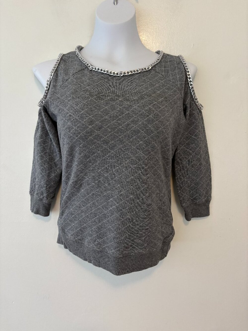 Vintage Y2K Bebe Grey Quilted Cold Shoulder Top Size XS 3/4 Sleeves